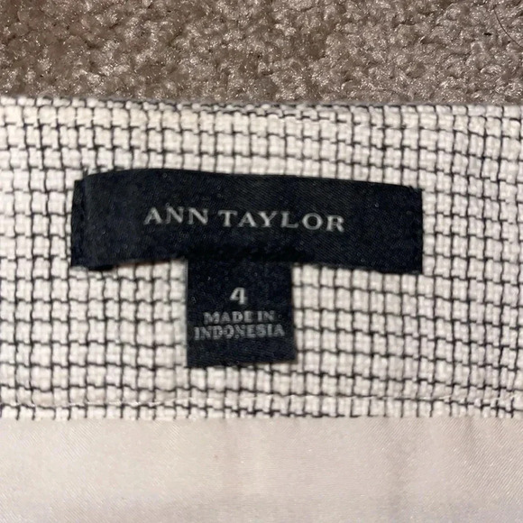Ann Taylor Black and Cream Geometric A-Line Pencil Skirt Size 4 - G - Picture 4 of 5